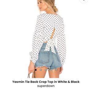 Superdown- Tie Back Crop Top
Color: White & Black
Size: S